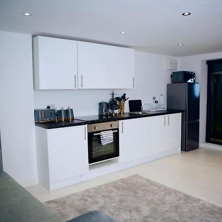Perfect 1 Bed Apartment Sleeps 5 1 Kingsize Bed 1 Double Sofabed One Single Mattress Free Parking Wifi Good Transport Network Shopping Holiday Makers Families Contractors In North London 엔필드 외부 사진