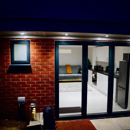 Perfect 1 Bed Apartment Sleeps 5 1 Kingsize Bed 1 Double Sofabed One Single Mattress Free Parking Wifi Good Transport Network Shopping Holiday Makers Families Contractors In North London 엔필드 외부 사진