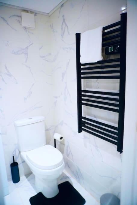 Perfect 1 Bed Apartment Sleeps 5 1 Kingsize Bed 1 Double Sofabed One Single Mattress Free Parking Wifi Good Transport Network Shopping Holiday Makers Families Contractors In North London 엔필드 외부 사진