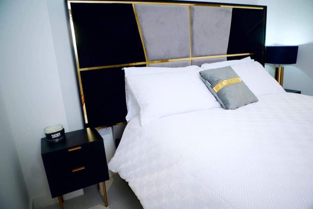 Perfect 1 Bed Apartment Sleeps 5 1 Kingsize Bed 1 Double Sofabed One Single Mattress Free Parking Wifi Good Transport Network Shopping Holiday Makers Families Contractors In North London 엔필드 외부 사진
