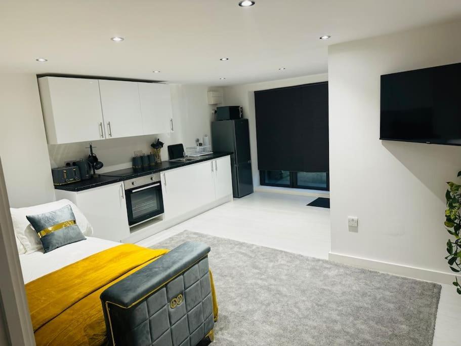 Perfect 1 Bed Apartment Sleeps 5 1 Kingsize Bed 1 Double Sofabed One Single Mattress Free Parking Wifi Good Transport Network Shopping Holiday Makers Families Contractors In North London 엔필드 외부 사진