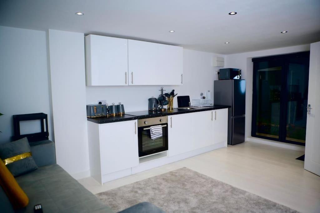 Perfect 1 Bed Apartment Sleeps 5 1 Kingsize Bed 1 Double Sofabed One Single Mattress Free Parking Wifi Good Transport Network Shopping Holiday Makers Families Contractors In North London 엔필드 외부 사진