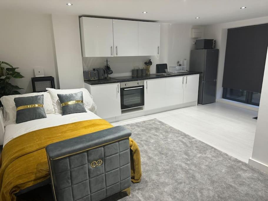 Perfect 1 Bed Apartment Sleeps 5 1 Kingsize Bed 1 Double Sofabed One Single Mattress Free Parking Wifi Good Transport Network Shopping Holiday Makers Families Contractors In North London 엔필드 외부 사진
