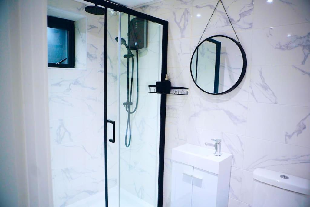 Perfect 1 Bed Apartment Sleeps 5 1 Kingsize Bed 1 Double Sofabed One Single Mattress Free Parking Wifi Good Transport Network Shopping Holiday Makers Families Contractors In North London 엔필드 외부 사진