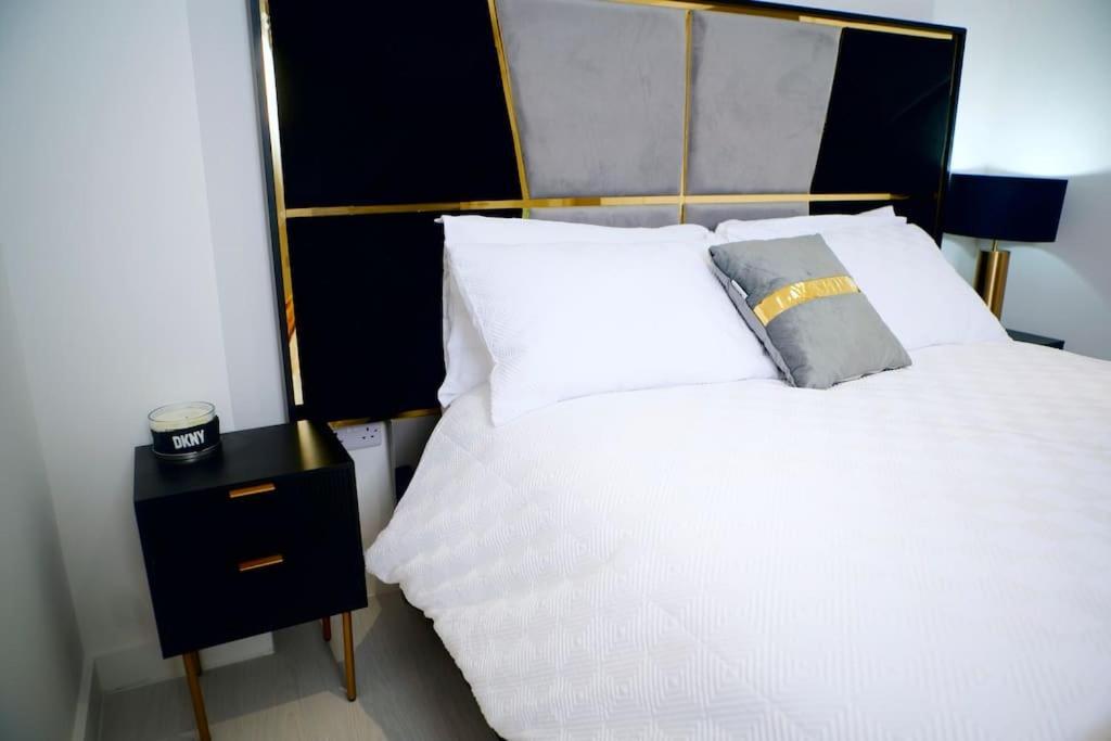 Perfect 1 Bed Apartment Sleeps 5 1 Kingsize Bed 1 Double Sofabed One Single Mattress Free Parking Wifi Good Transport Network Shopping Holiday Makers Families Contractors In North London 엔필드 외부 사진