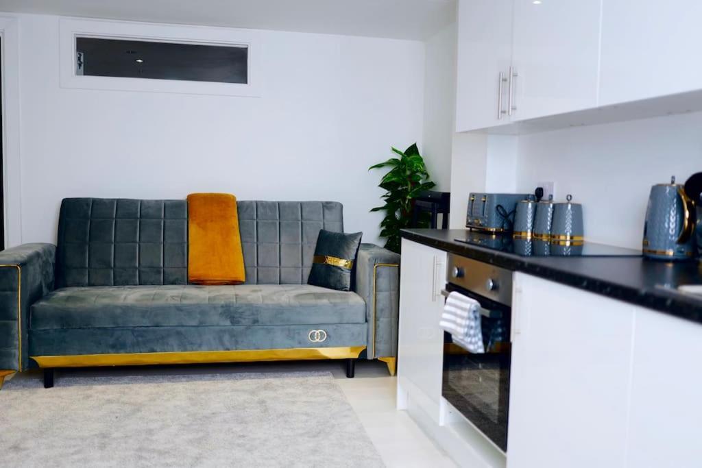 Perfect 1 Bed Apartment Sleeps 5 1 Kingsize Bed 1 Double Sofabed One Single Mattress Free Parking Wifi Good Transport Network Shopping Holiday Makers Families Contractors In North London 엔필드 외부 사진