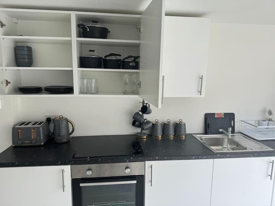 Perfect 1 Bed Apartment Sleeps 5 1 Kingsize Bed 1 Double Sofabed One Single Mattress Free Parking Wifi Good Transport Network Shopping Holiday Makers Families Contractors In North London 엔필드 외부 사진