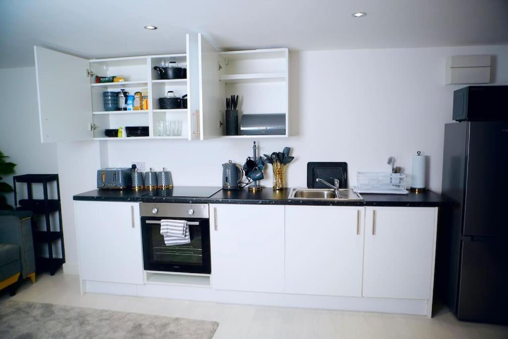 Perfect 1 Bed Apartment Sleeps 5 1 Kingsize Bed 1 Double Sofabed One Single Mattress Free Parking Wifi Good Transport Network Shopping Holiday Makers Families Contractors In North London 엔필드 외부 사진