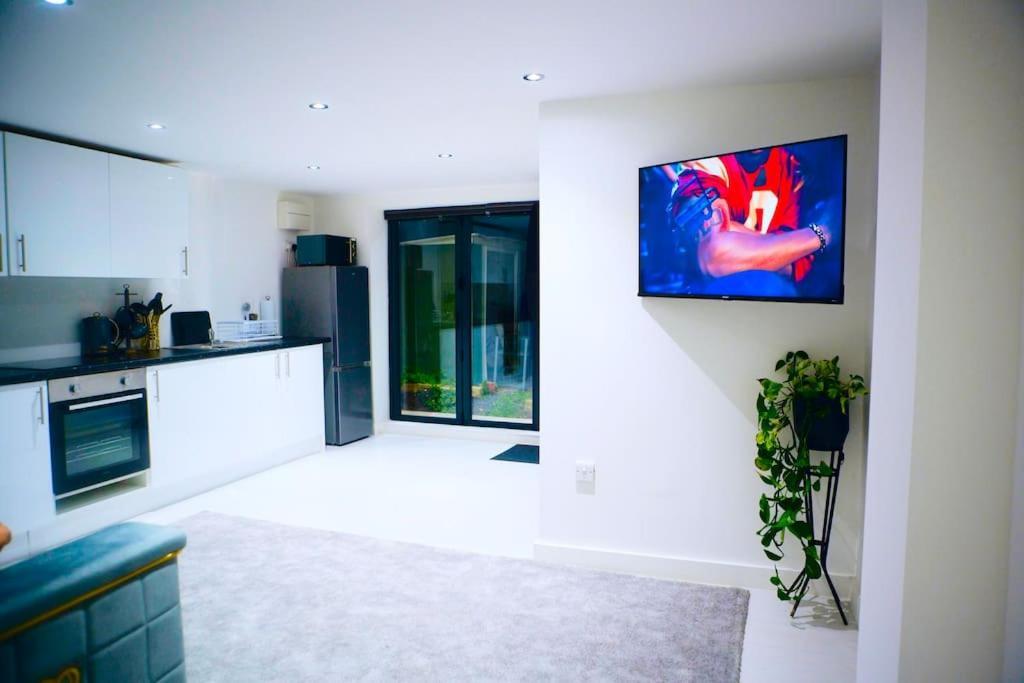 Perfect 1 Bed Apartment Sleeps 5 1 Kingsize Bed 1 Double Sofabed One Single Mattress Free Parking Wifi Good Transport Network Shopping Holiday Makers Families Contractors In North London 엔필드 외부 사진