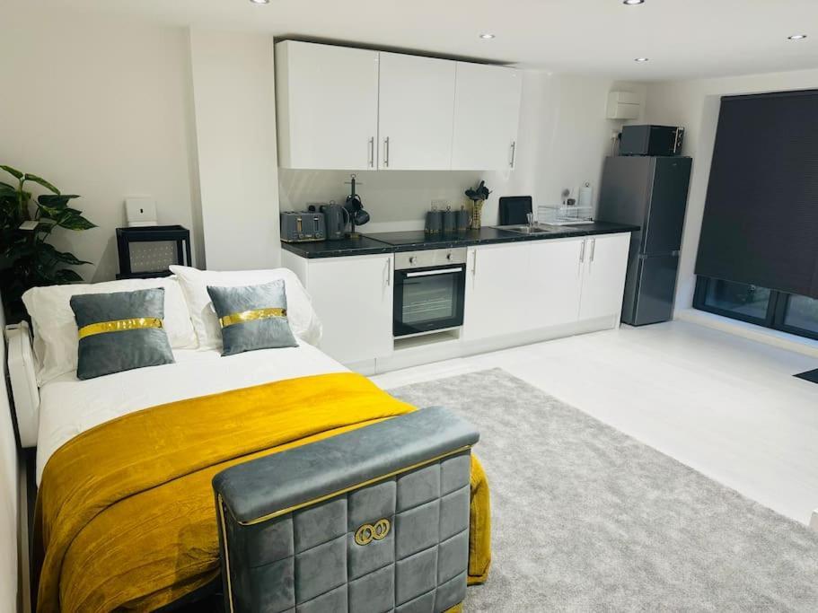 Perfect 1 Bed Apartment Sleeps 5 1 Kingsize Bed 1 Double Sofabed One Single Mattress Free Parking Wifi Good Transport Network Shopping Holiday Makers Families Contractors In North London 엔필드 외부 사진
