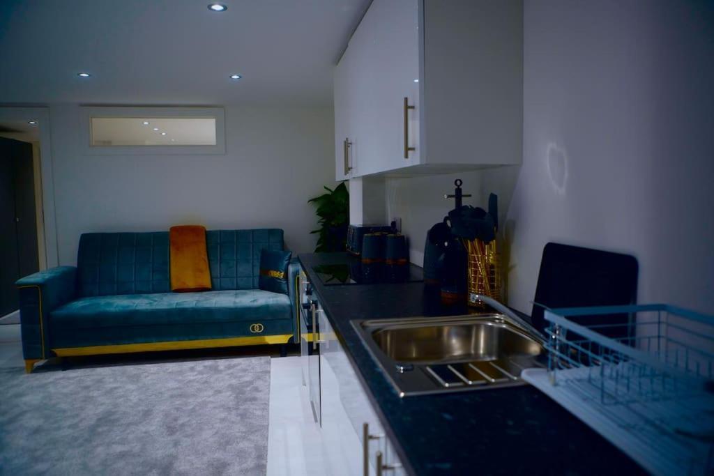 Perfect 1 Bed Apartment Sleeps 5 1 Kingsize Bed 1 Double Sofabed One Single Mattress Free Parking Wifi Good Transport Network Shopping Holiday Makers Families Contractors In North London 엔필드 외부 사진