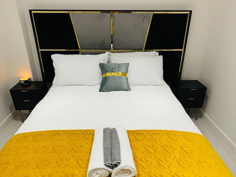 Perfect 1 Bed Apartment Sleeps 5 1 Kingsize Bed 1 Double Sofabed One Single Mattress Free Parking Wifi Good Transport Network Shopping Holiday Makers Families Contractors In North London 엔필드 외부 사진