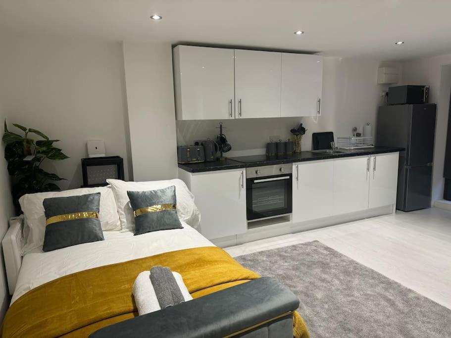 Perfect 1 Bed Apartment Sleeps 5 1 Kingsize Bed 1 Double Sofabed One Single Mattress Free Parking Wifi Good Transport Network Shopping Holiday Makers Families Contractors In North London 엔필드 외부 사진