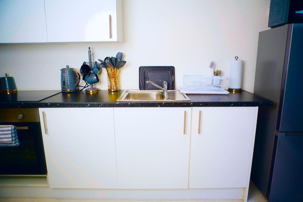 Perfect 1 Bed Apartment Sleeps 5 1 Kingsize Bed 1 Double Sofabed One Single Mattress Free Parking Wifi Good Transport Network Shopping Holiday Makers Families Contractors In North London 엔필드 외부 사진
