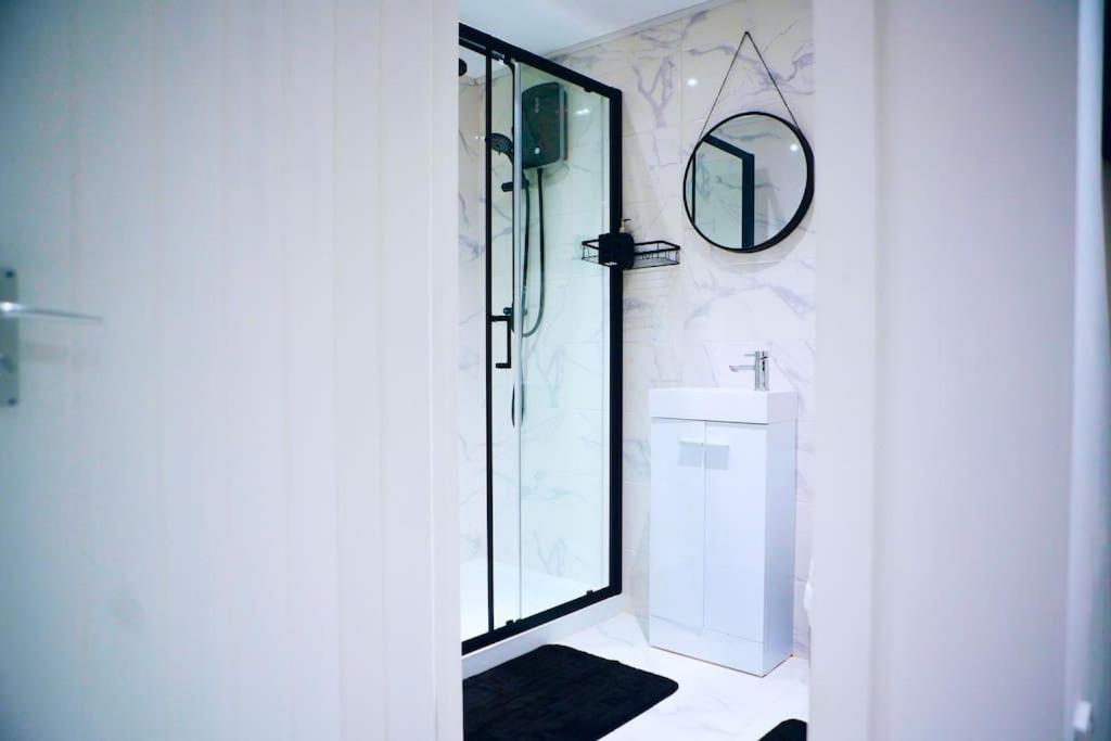 Perfect 1 Bed Apartment Sleeps 5 1 Kingsize Bed 1 Double Sofabed One Single Mattress Free Parking Wifi Good Transport Network Shopping Holiday Makers Families Contractors In North London 엔필드 외부 사진