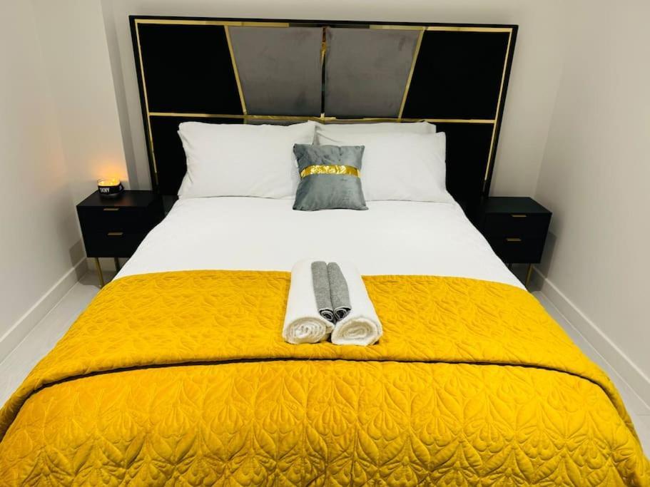 Perfect 1 Bed Apartment Sleeps 5 1 Kingsize Bed 1 Double Sofabed One Single Mattress Free Parking Wifi Good Transport Network Shopping Holiday Makers Families Contractors In North London 엔필드 외부 사진