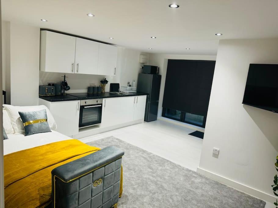 Perfect 1 Bed Apartment Sleeps 5 1 Kingsize Bed 1 Double Sofabed One Single Mattress Free Parking Wifi Good Transport Network Shopping Holiday Makers Families Contractors In North London 엔필드 외부 사진
