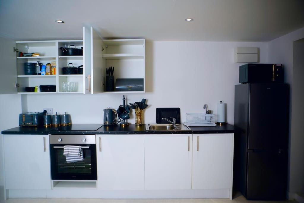 Perfect 1 Bed Apartment Sleeps 5 1 Kingsize Bed 1 Double Sofabed One Single Mattress Free Parking Wifi Good Transport Network Shopping Holiday Makers Families Contractors In North London 엔필드 외부 사진