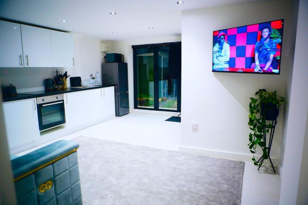 Perfect 1 Bed Apartment Sleeps 5 1 Kingsize Bed 1 Double Sofabed One Single Mattress Free Parking Wifi Good Transport Network Shopping Holiday Makers Families Contractors In North London 엔필드 외부 사진