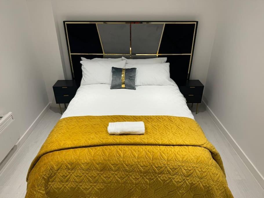 Perfect 1 Bed Apartment Sleeps 5 1 Kingsize Bed 1 Double Sofabed One Single Mattress Free Parking Wifi Good Transport Network Shopping Holiday Makers Families Contractors In North London 엔필드 외부 사진