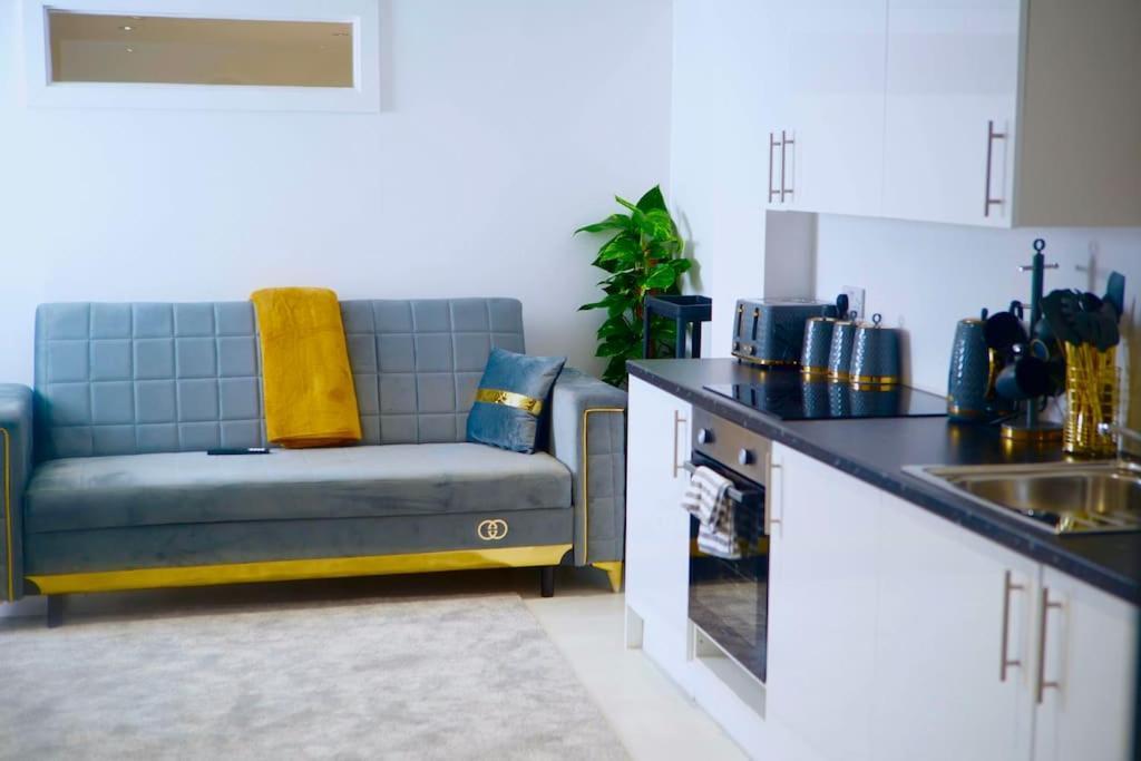 Perfect 1 Bed Apartment Sleeps 5 1 Kingsize Bed 1 Double Sofabed One Single Mattress Free Parking Wifi Good Transport Network Shopping Holiday Makers Families Contractors In North London 엔필드 외부 사진