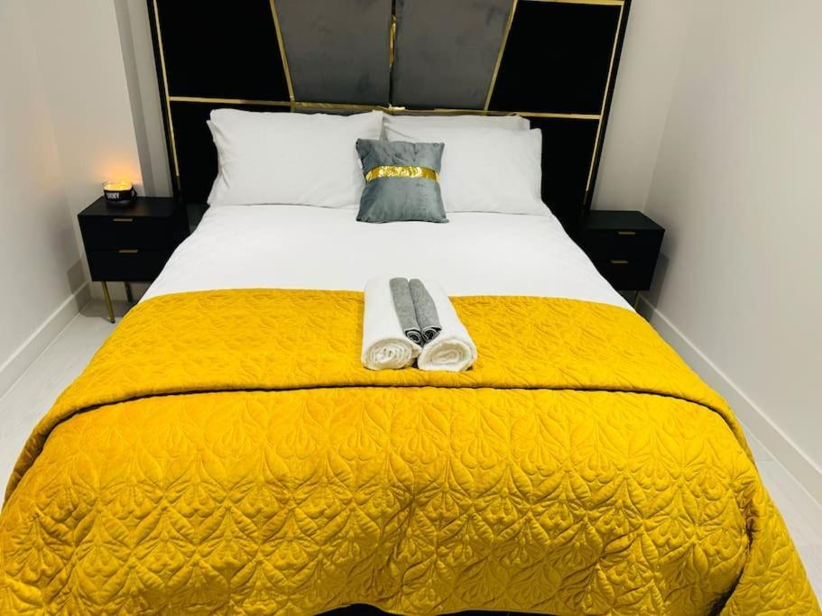 Perfect 1 Bed Apartment Sleeps 5 1 Kingsize Bed 1 Double Sofabed One Single Mattress Free Parking Wifi Good Transport Network Shopping Holiday Makers Families Contractors In North London 엔필드 외부 사진