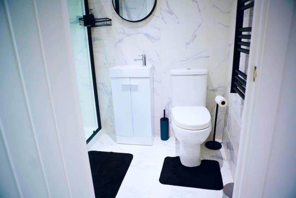 Perfect 1 Bed Apartment Sleeps 5 1 Kingsize Bed 1 Double Sofabed One Single Mattress Free Parking Wifi Good Transport Network Shopping Holiday Makers Families Contractors In North London 엔필드 외부 사진