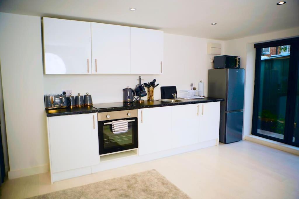 Perfect 1 Bed Apartment Sleeps 5 1 Kingsize Bed 1 Double Sofabed One Single Mattress Free Parking Wifi Good Transport Network Shopping Holiday Makers Families Contractors In North London 엔필드 외부 사진